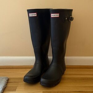 EUC Hunter Tall Black Rubber Rain Boots with Side Buckle - Size 10M/12W